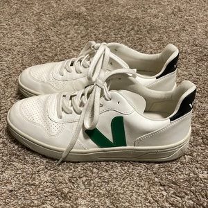 Veja V-10 with Green Accent